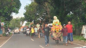 Tampak Pengantin Si Arak Keliling Naik Kuda Di Iringi Musik Drumband, Senin (9/6/2025) (Foto: Rri/Ningrum)