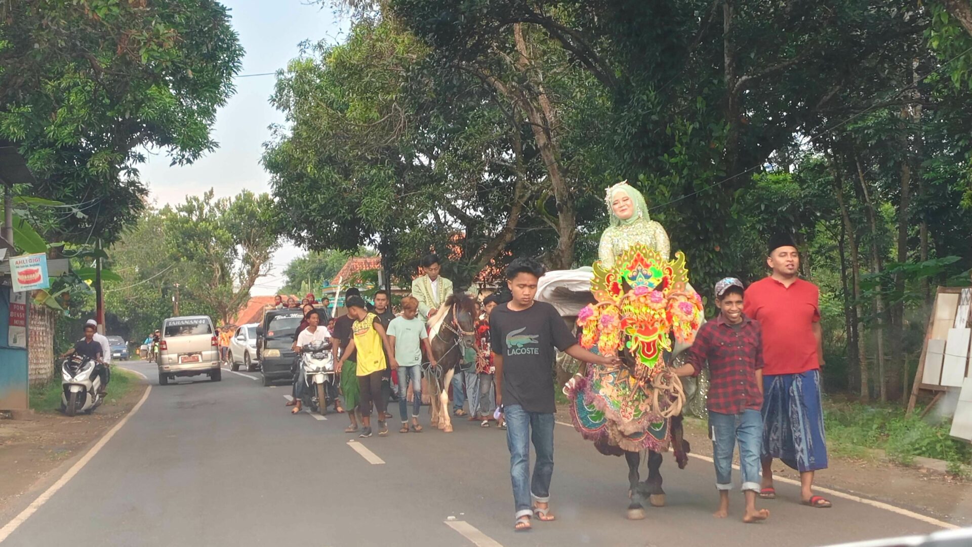 Tampak Pengantin Si Arak Keliling Naik Kuda Di Iringi Musik Drumband, Senin (9/6/2025) (Foto: Rri/Ningrum)